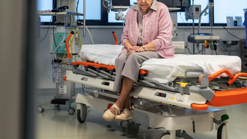 Long ER waits plague understaffed hospitals, affecting the elderly |  CNN